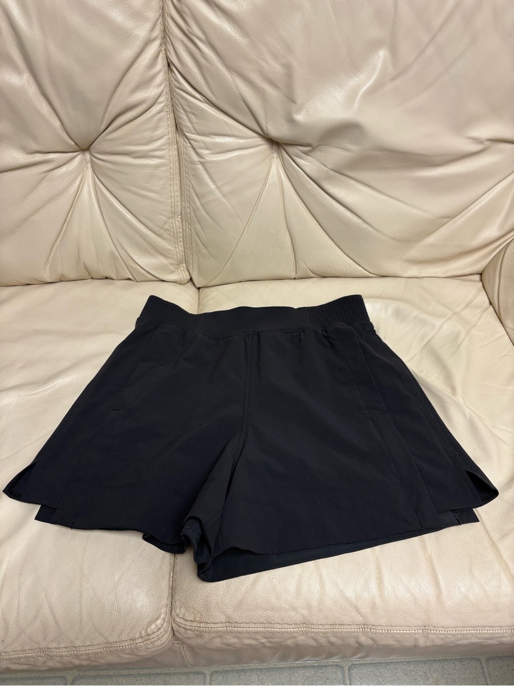 LULULEMON sz M Black Stretch Woven Relaxed Fit High Rise Shorts 4"